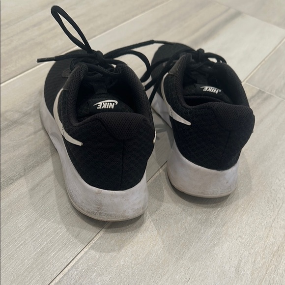 Nike Women’s Size 6.5 Lightweight Black Mesh Sneakers with White Accents - Picture 8 of 11